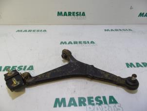 Używane Wahacz zawieszenia dolny prawy przód Peugeot 106 II 1.0 Cena € 20,00 Procedura marży oferowane przez Maresia Parts
