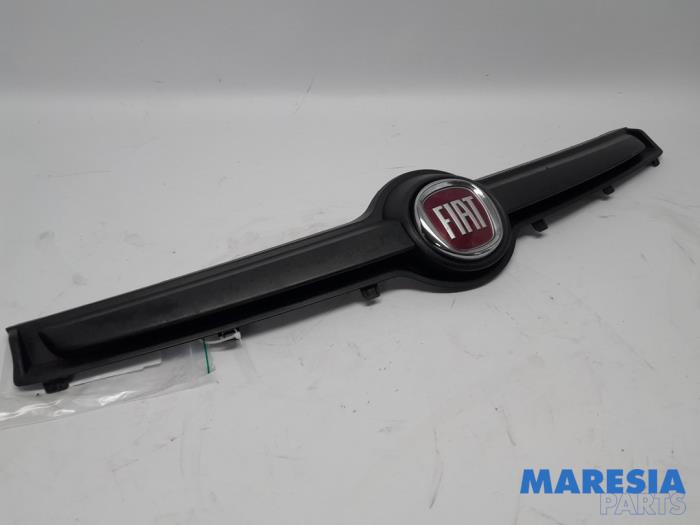 Używane Grill Fiat Panda (312) 0.9 TwinAir Turbo 85 Cena € 35,00 Procedura marży oferowane przez Maresia Parts