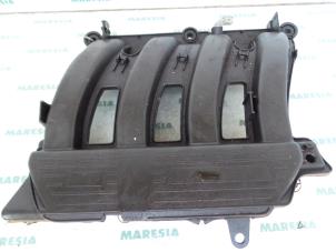 Używane Kolektor dolotowy Renault Megane II (BM/CM) 1.5 dCi 80 Cena € 40,00 Procedura marży oferowane przez Maresia Parts