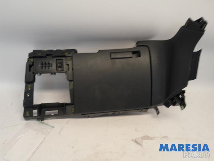 Begagnade Handskfack Peugeot 3008 I (0U/HU) 1.6 16V THP 155 Pris € 40,00 Marginaltabell erbjuds av Maresia Parts