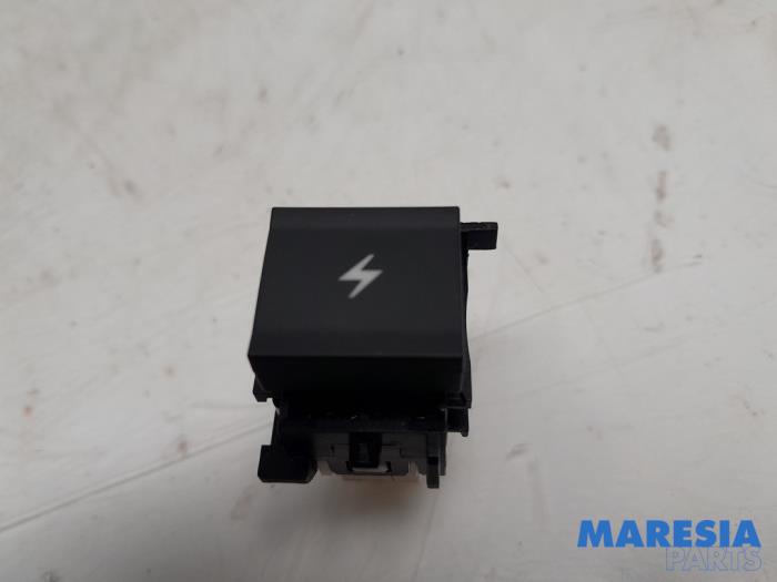 Używane Przelacznik Citroen C4 Berline (BA/BB/BC) ë-C4 50 kWh Cena € 14,99 Procedura marży oferowane przez Maresia Parts