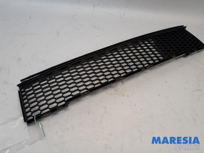 Używane Grill Fiat 500 (312) 1.2 Cena € 19,99 Procedura marży oferowane przez Maresia Parts