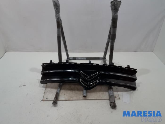 Używane Grill Citroen C5 Aircross I (A4/AC/AJ/AR) 1.6 Hybrid 225 16V Cena € 211,75 Z VAT oferowane przez Maresia Parts