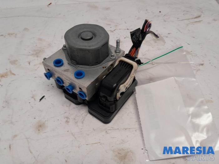 Usagé Bloc ABS Renault Captur I (2R) 1.2 TCE 16V EDC Prix € 150,00 Règlement à la marge proposé par Maresia Parts