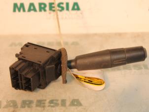 Usados Interruptor de indicador de dirección Peugeot 306 (7A/C/S) 1.4 XN,XR,XA,XRA Precio € 25,00 Norma de margen ofrecido por Maresia Parts