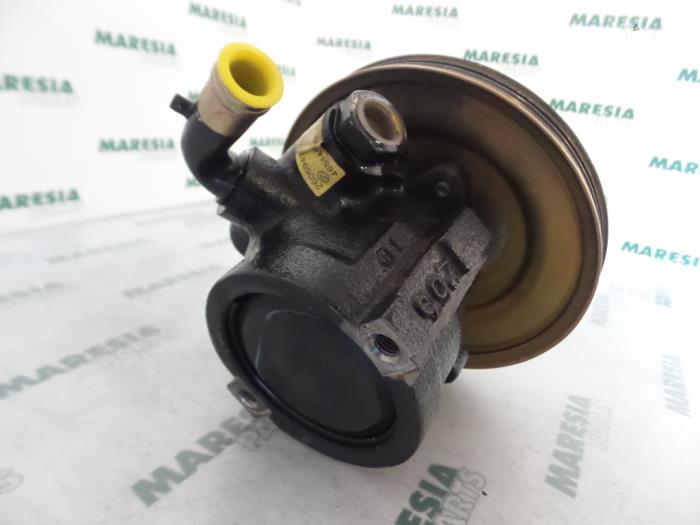 Power steering pump from a Fiat Palio Weekend (178D) 1.7 TD 70 1999