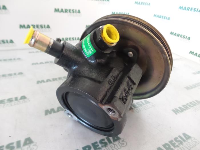 Power steering pump from a Fiat Palio Weekend (178D) 1.6 16V 1998
