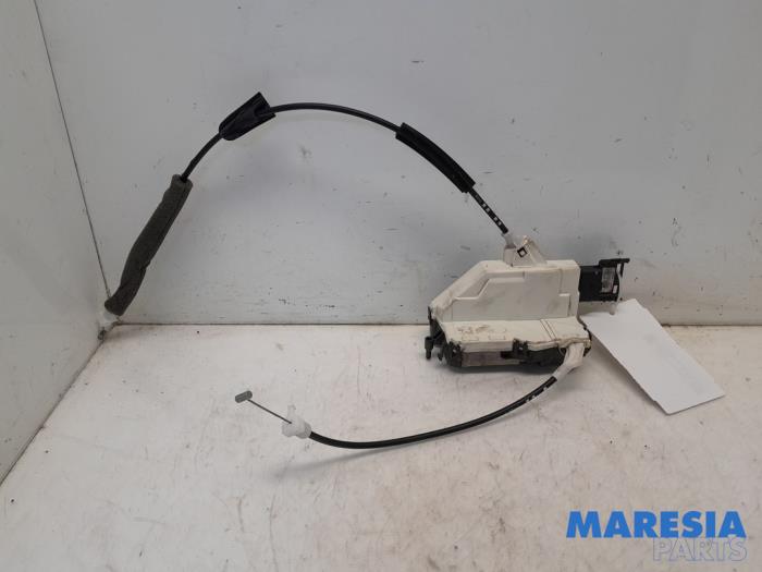 Begagnade Dörrlåsmekanism, 4-dörrars, höger fram Citroen C5 III Berline (RD) 2.0 16V Pris € 30,00 Marginaltabell erbjuds av Maresia Parts