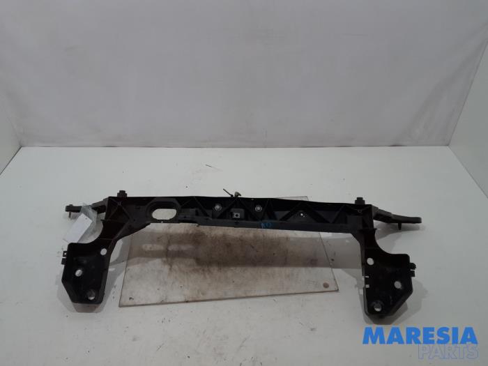 Begagnade Front Renault Clio III (BR/CR) 1.4 16V Pris € 49,95 Marginaltabell erbjuds av Maresia Parts