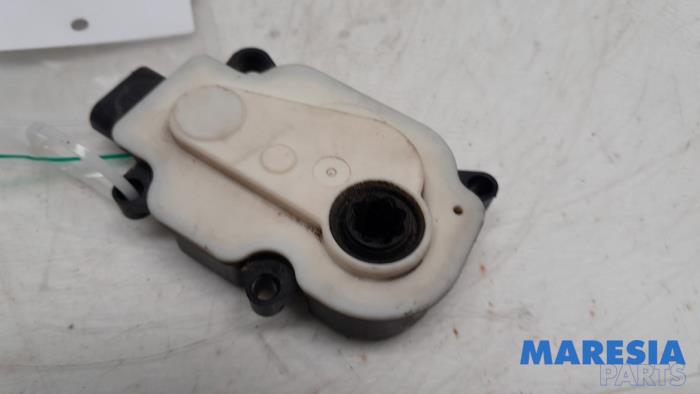 Begagnade Lufttratt Renault Captur I (2R) 1.2 TCE 16V EDC Pris € 50,00 Marginaltabell erbjuds av Maresia Parts