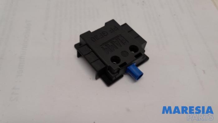Używane Antena GPS Citroen C5 Aircross I (A4/AC/AJ/AR) 1.6 Hybrid 225 16V Cena € 19,35 Z VAT oferowane przez Maresia Parts