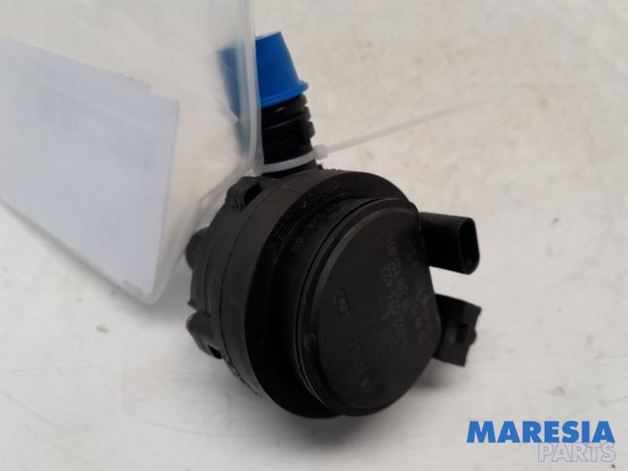 Begagnade Extra vattenpump Citroen C5 Aircross I (A4/AC/AJ/AR) 1.6 Hybrid 225 16V Pris € 48,39 Inklusive moms erbjuds av Maresia Parts