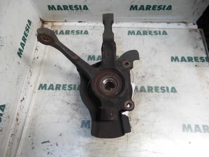 Spindel, vänster fram från en Fiat Seicento (187) 1.1 SPI Hobby,Young 2000