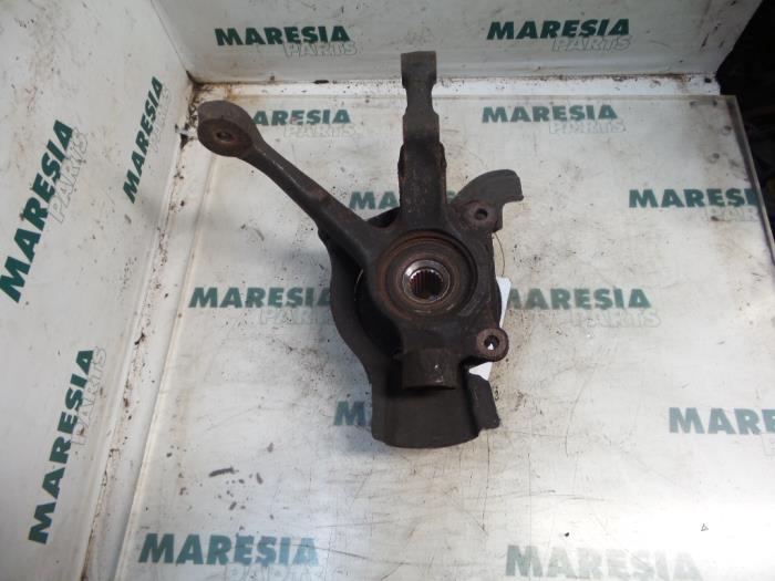 Spindel, vänster fram från en Fiat Seicento (187) 1.1 SPI Hobby,Young 2000