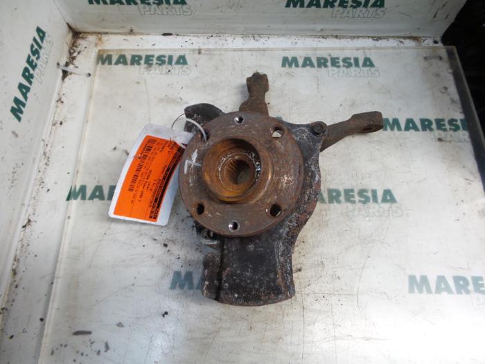 Spindel, vänster fram från en Fiat Seicento (187) 1.1 SPI Hobby,Young 2000