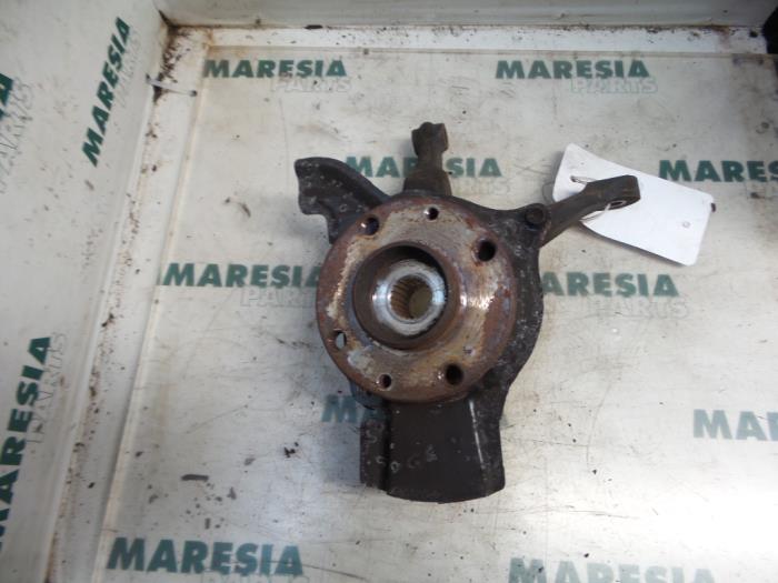 Knuckle, front left from a Fiat Seicento (187) 0.9 SPI 1999