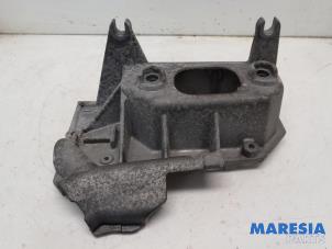 Engine mount from a Renault Clio III (BR/CR) 1.4 16V 2006