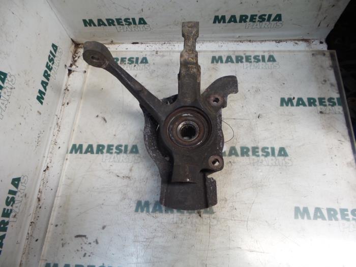 Spindel, vänster fram från en Fiat Seicento (187) 0.9 SPI 1999