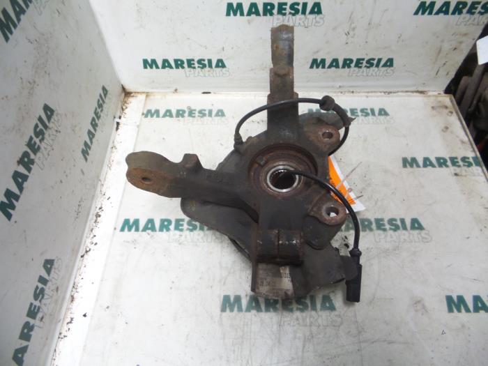 Knuckle, front left from a Fiat Stilo (192A/B) 1.6 16V 5-Drs. 2003