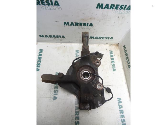 Knuckle, front left from a Fiat Stilo (192A/B) 1.6 16V 5-Drs. 2003