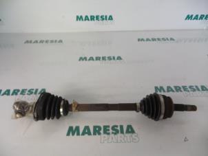 Usagé Arbre de transmission avant gauche Lancia Delta (836) 1.6 16V HPE Prix € 40,00 Règlement à la marge proposé par Maresia Parts
