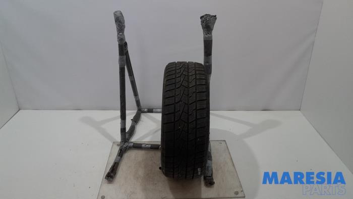 Używane Opona zimowa Peugeot 308 SW (L4/L9/LC/LJ/LR) 1.6 BlueHDi 120 Cena € 25,00 Procedura marży oferowane przez Maresia Parts