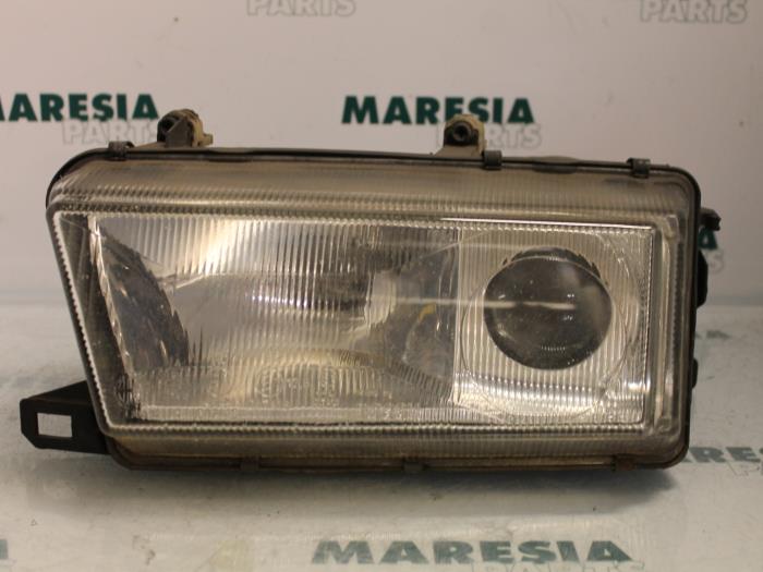 Używane Reflektor lewy Alfa Romeo 155 (167) 1.6 Twin Spark 16V Cena € 35,00 Procedura marży oferowane przez Maresia Parts