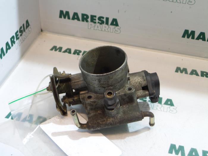 Usagé Boitier papillon Fiat Bravo (182A) 1.8 GT 16V Prix € 75,00 Règlement à la marge proposé par Maresia Parts