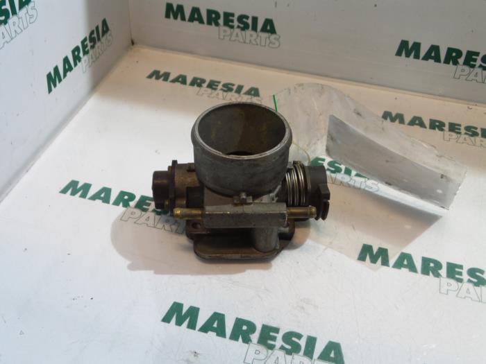 Usagé Boitier papillon Fiat Bravo (182A) 1.6 SX 16V Prix € 40,00 Règlement à la marge proposé par Maresia Parts