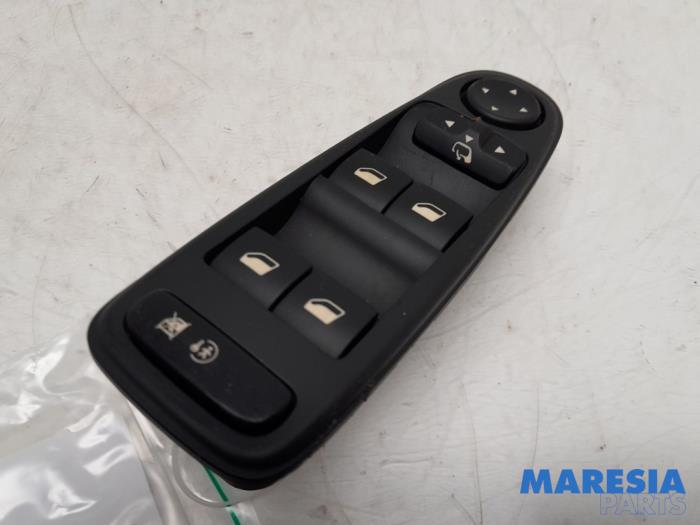 Usados Interruptor combinado de ventanillas Citroen C4 Grand Picasso (UA) 1.6 HDiF 16V 110 Precio € 75,00 Norma de margen ofrecido por Maresia Parts