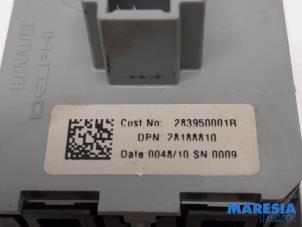 Commande ordinateur de bord d'un Renault Scénic III (JZ) 2.0 16V CVT 2010