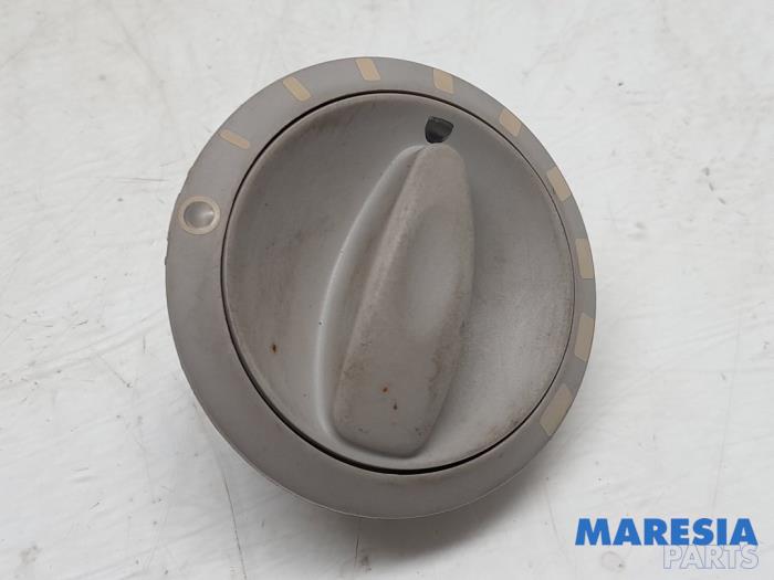Używane Przelacznik szyberdachu Citroen C4 Grand Picasso (UA) 1.6 HDiF 16V 110 Cena € 10,00 Procedura marży oferowane przez Maresia Parts