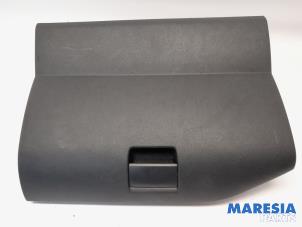 Używane Schowek w desce rozdzielczej Peugeot Partner Tepee (7A/B/C/D/E/F/G/J/P/S) 1.6 16V Phase 1 Cena € 30,00 Procedura marży oferowane przez Maresia Parts