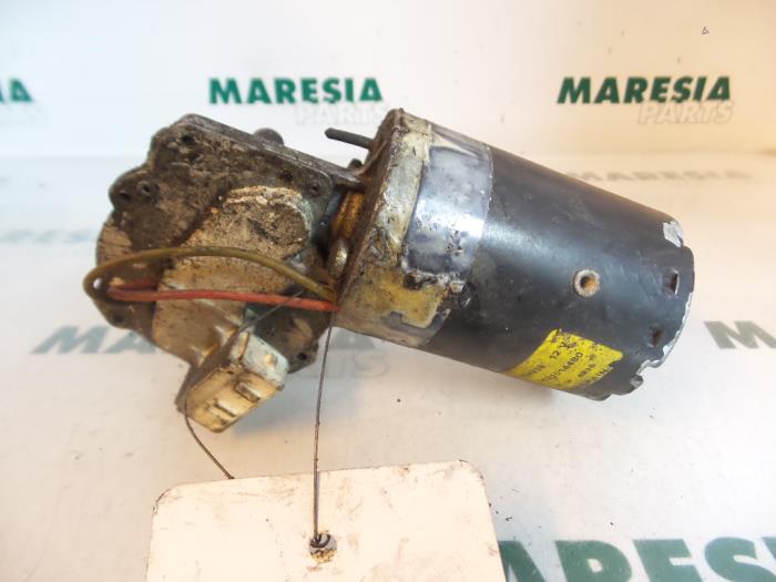 Front wiper motor from a Peugeot Partner 1.8 D 1998