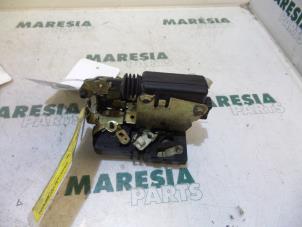Używane Mechanizm blokady drzwi prawych tylnych wersja 4-drzwiowa Renault Megane Scenic Cena € 20,00 Procedura marży oferowane przez Maresia Parts