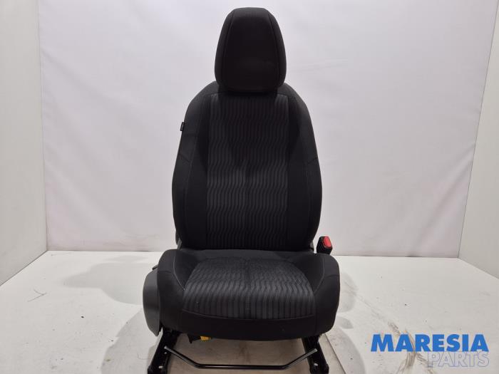 Używane Fotel prawy Peugeot 308 (L3/L8/LB/LH/LP) 1.2 12V e-THP PureTech 110 Cena € 141,75 Procedura marży oferowane przez Maresia Parts