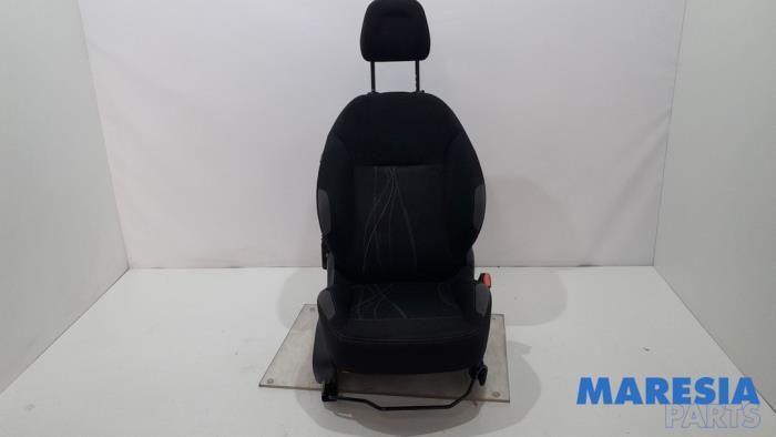 Używane Fotel prawy Peugeot 208 I (CA/CC/CK/CL) 1.2 Vti 12V PureTech 82 Cena € 79,95 Procedura marży oferowane przez Maresia Parts
