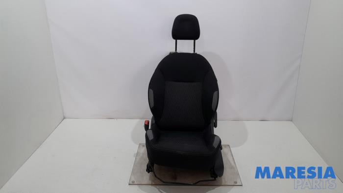 Używane Fotel lewy Peugeot 208 I (CA/CC/CK/CL) 1.2 Vti 12V PureTech 82 Cena € 114,95 Procedura marży oferowane przez Maresia Parts