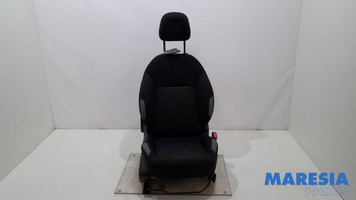 Używane Fotel prawy Peugeot 208 I (CA/CC/CK/CL) 1.2 Vti 12V PureTech 82 Cena € 79,95 Procedura marży oferowane przez Maresia Parts