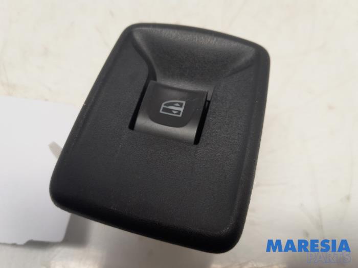 Usados Interruptor combinado de ventanillas Renault Kangoo Express (FW) 1.5 dCi 75 FAP Precio € 12,10 IVA incluido ofrecido por Maresia Parts