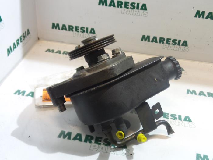 Usagé Pompe de direction Renault Clio (B/C57/357/557/577) 1.4i RN,RT Kat. Prix € 40,00 Règlement à la marge proposé par Maresia Parts