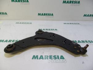 Usagé Bras de suspension bas avant droit Renault Trafic New (FL) 1.9 dCi 100 16V Prix € 25,00 Règlement à la marge proposé par Maresia Parts