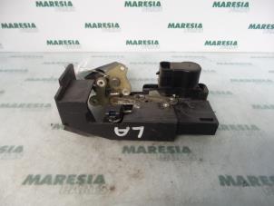 Używane Mechanizm blokady drzwi lewych tylnych wersja 4-drzwiowa Alfa Romeo 156 (932) 1.8 Twin Spark 16V Cena € 25,00 Procedura marży oferowane przez Maresia Parts