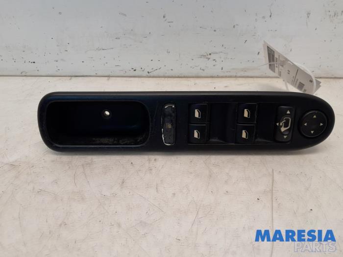 Usados Interruptor combinado de ventanillas Peugeot 307 CC (3B) 2.0 16V Precio € 45,00 Norma de margen ofrecido por Maresia Parts