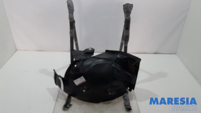 Używane Nadkole Renault Megane III Coupe (DZ) 1.4 16V TCe 130 Cena € 25,00 Procedura marży oferowane przez Maresia Parts