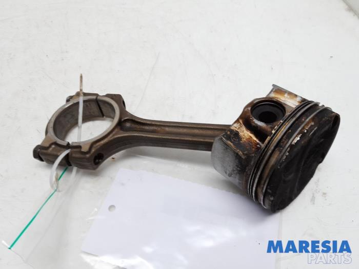Używane Korbowód Renault Clio IV (5R) 1.2 TCE 16V GT EDC Cena € 75,00 Procedura marży oferowane przez Maresia Parts