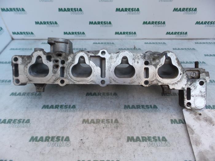 Intake manifold from a Alfa Romeo 147 (937) 1.6 Twin Spark 16V 2002