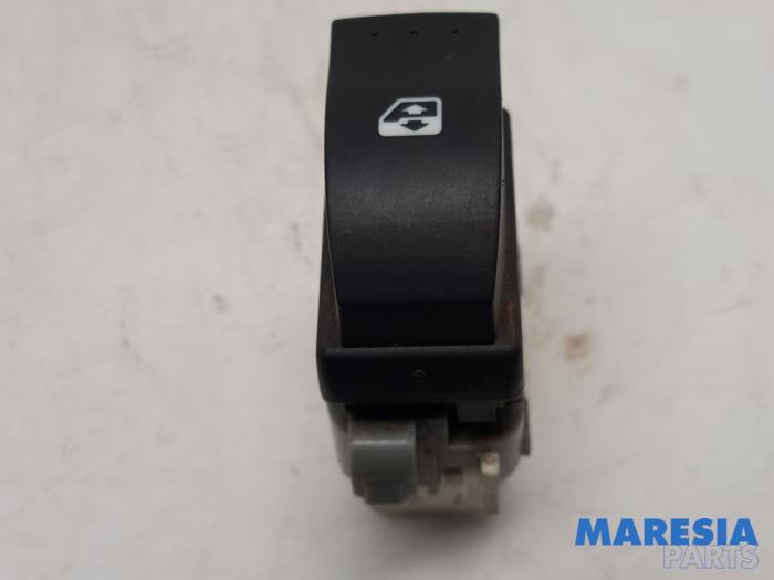 Usados Interruptor de ventanilla eléctrica Renault Grand Scénic II (JM) 2.0 16V Turbo Precio € 9,99 Norma de margen ofrecido por Maresia Parts