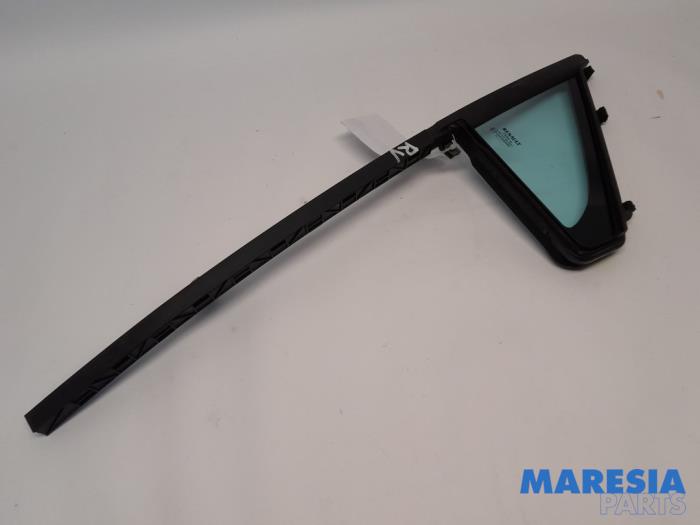 Usados Ventanilla triangular derecha delante Renault Zoé (AG) R90 Precio € 60,00 Norma de margen ofrecido por Maresia Parts