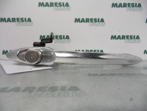 Używane Uchwyt drzwi prawych przednich wersja 4-drzwiowa Alfa Romeo 156 Sportwagon (932) 1.9 JTD Cena € 25,00 Procedura marży oferowane przez Maresia Parts